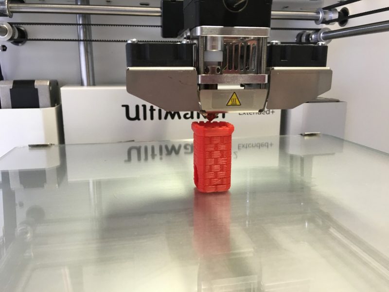 Ansicht 3D Drucker mit rotem Werkstück